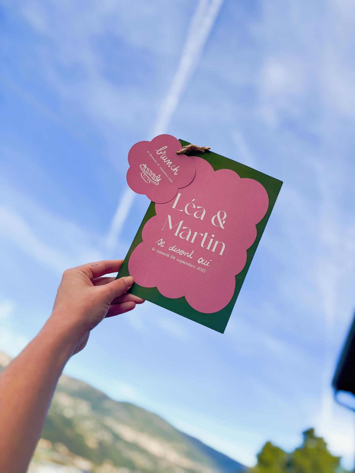 💍✨ Un mariage haut en couleur, une demande qui sort du lot, et une personnalisation jusque dans les moindres détails !
J’ai eu le plaisir de créer un univers sur mesure : du faire-part au plan de table, en passant par les flocages miroir et les numéros de table, chaque élément a été pensé pour correspondre au mieux à leurs envies 💫
Vous rêvez vous aussi d’un mariage unique, à votre image ?
🌿 Contactez-moi pour donner vie à vos idées, jusqu’au moindre détail !
📸 Merci à @aurelien_kirchner pour ces superbes photos !!