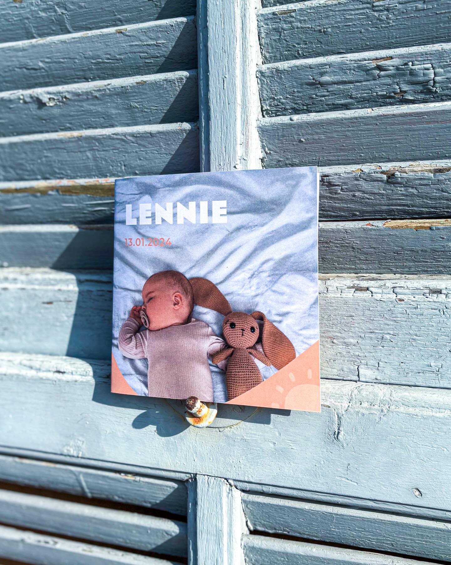 Un faire-part de naissance, c’est finalement la première impression que l’on a d’un nouveau-né.
Pour moi, il est primordial d’en faire quelque chose avec de la personnalité et du caractère, tout en respectant bien évidemment les souhaits des parents.
Ce faire-part est solaire et a été conçu pour un bébé qui a montré sa détermination à vivre dès ses premiers instants ☀️🤍
*Toutes les informations ont été modifiées,( photos, prénom, adresse) par souci de confidentialité et de protection de l’enfant.
Vous avez un projet de faire-part de naissance, mariage ou baptême entièrement personnalisé ? ✨
Écrivez-moi, j’adorerais donner vie à votre idée.
#fairepartnaissance #graphisme #fairepart #creationpersonnalisee #designsurmesure